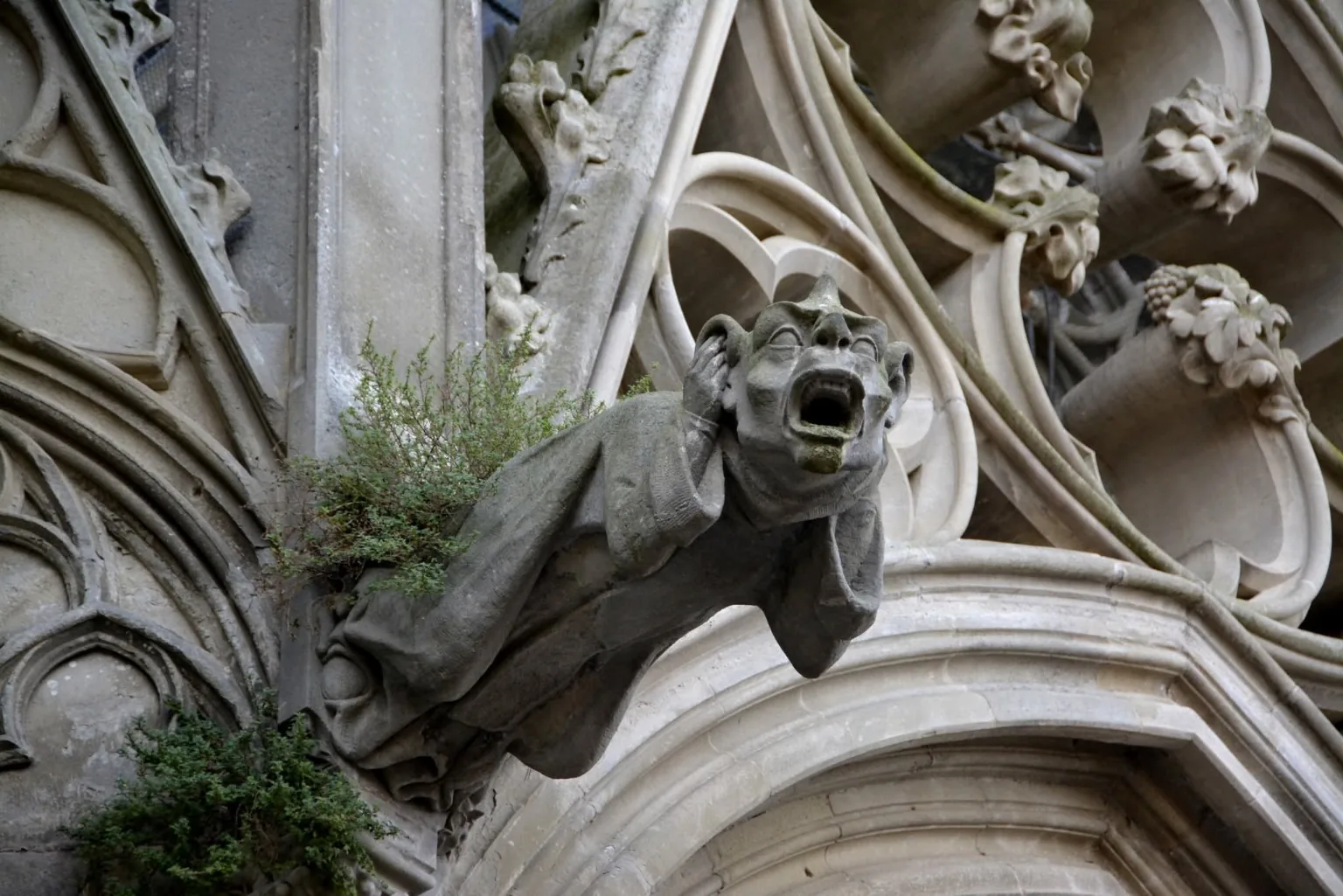 Groteske Steinfigur an historischem Bauwerk