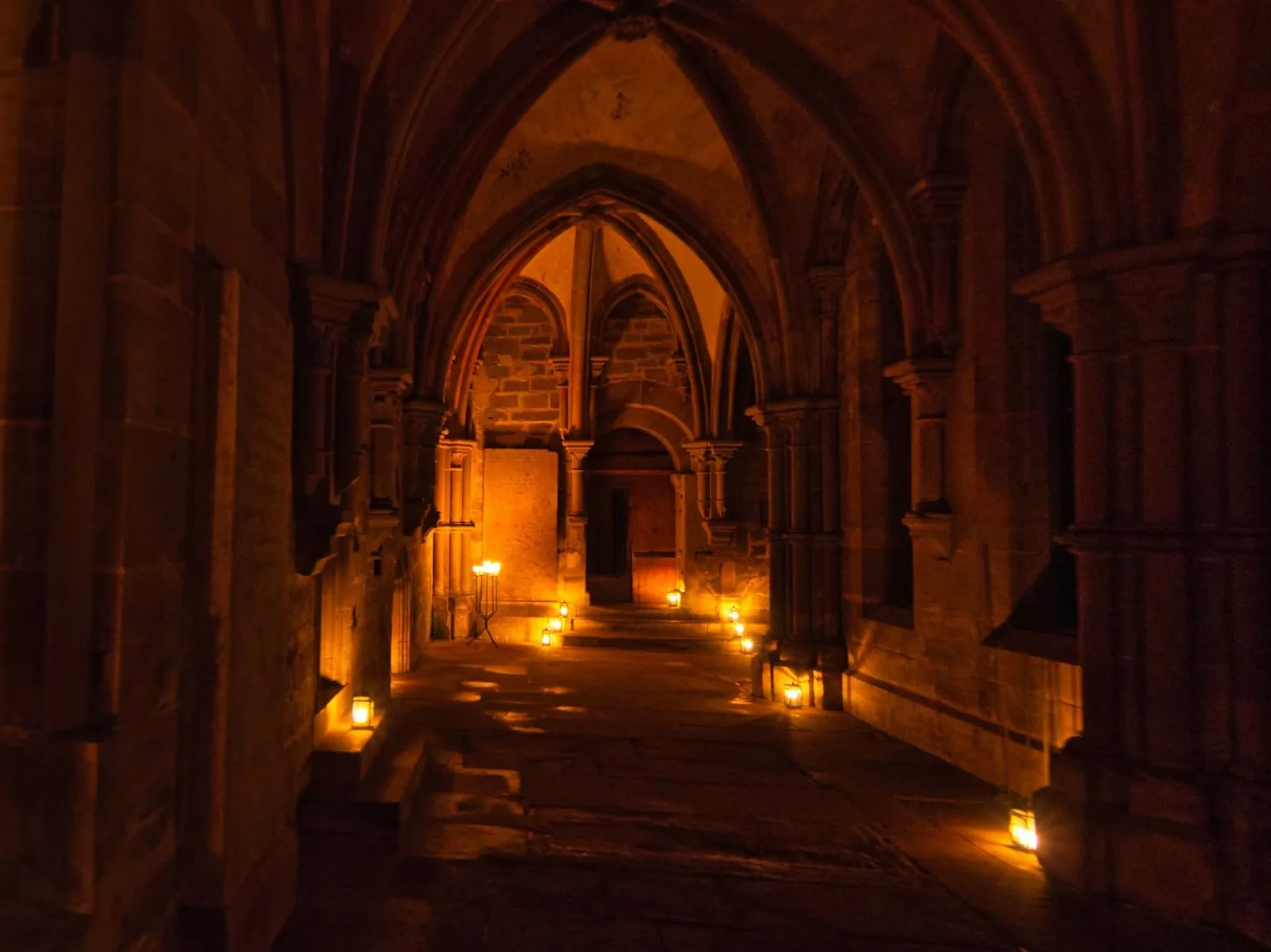 Nächtlicher historischer Kreuzgang im Laternenlicht